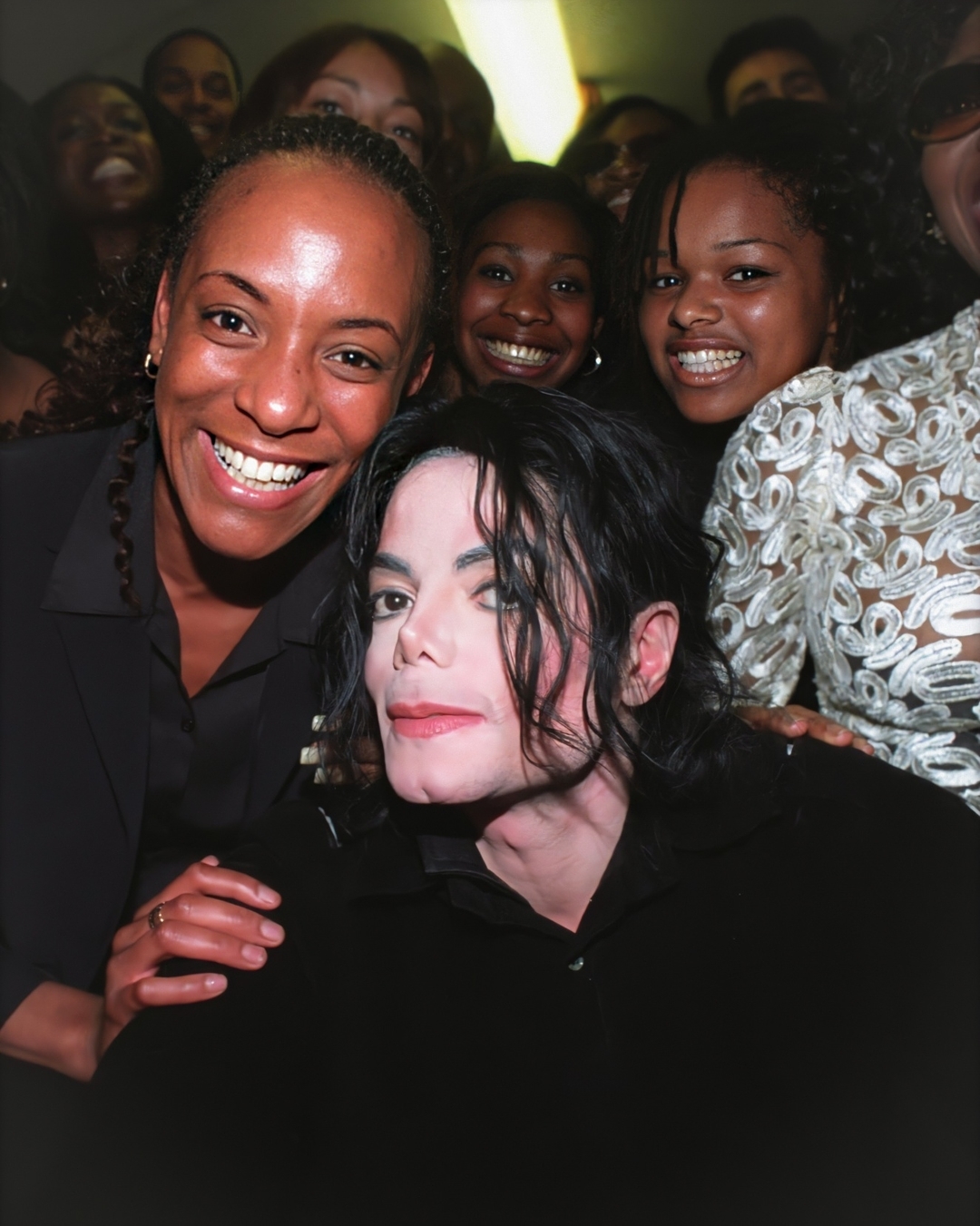 MJ & his peeps .jpg (634668 bytes)